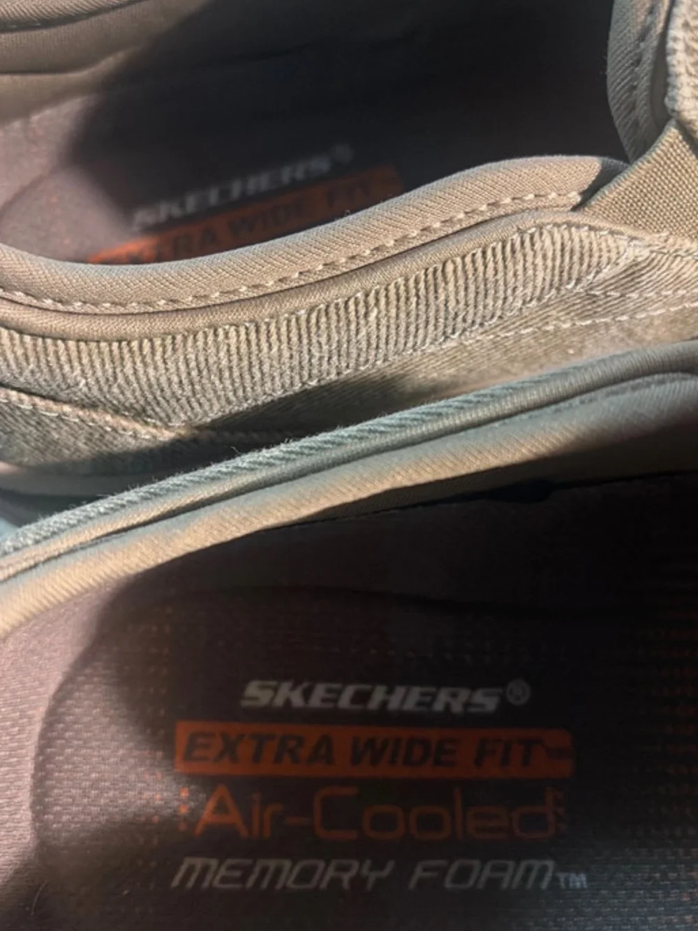 SKECHERS♦️EXTRA WIDE CASUAL SLIP IN